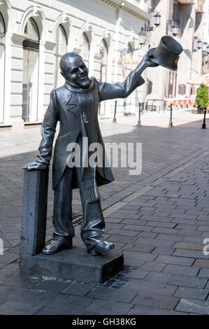 Eine der vielen skurrilen Statuen in der Altstadt von Bratislava, Bratislava in der Slowakei. Es ist Schone NAKI - das Zeug aus Bratislava Bein Stockfoto