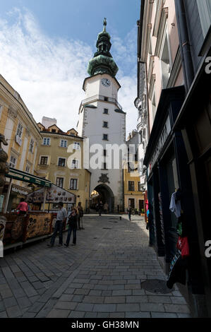 Michalska Ulica (Michalska Straße) ausgekleidet mit Open-Air-Restaurants und St. Michael-Tor in der Altstadt von Bratislava, Bratisl Stockfoto