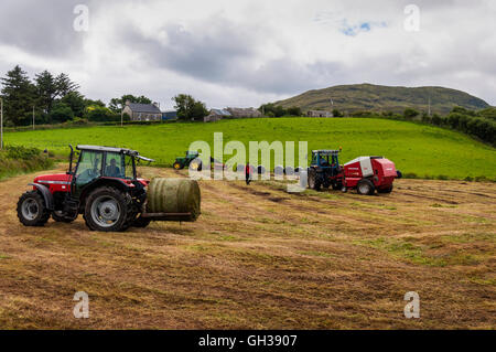 Bauern sammeln Grass Silage Futtermittel in Ardara, County Donegal, Irland Stockfoto