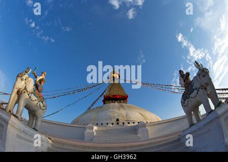 Krieger auf Elefanten bewachen die Nordseite der Boudhanath Stupa, UNESCO-Weltkulturerbe, Kathmandu, Nepal, Asien Stockfoto