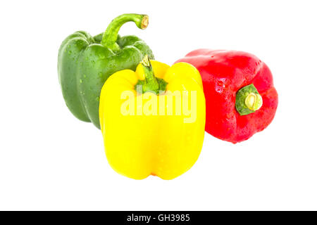 Paprika drei Farben rot, gelb und grün isoliert auf weißem Hintergrund. Clipping-Pfad in Bild. Stockfoto