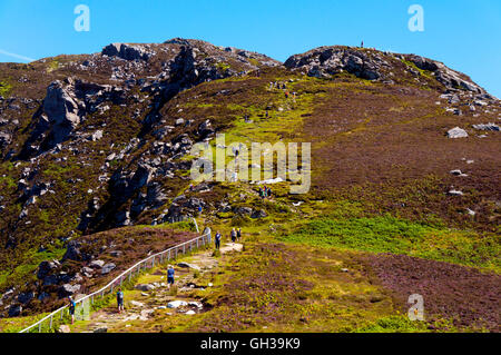 Wanderer auf Klippen von Slieve League in Donegal, Irland Stockfoto