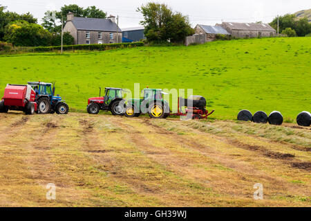 Bauern sammeln Grass Silage Futtermittel in Ardara, County Donegal, Irland Stockfoto