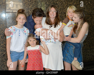 Jools und Jamie Oliver überlassen die Portland Hospital im Zentrum von London mit dem Neuzugang Oliver Familie, einen kleinen Jungen, die noch zu benennenden und ihre älteren Kinder (von links nach rechts) Daisy Boo Pamela, Petal Blossom Rainbow, Buddy Bear Maurice und Poppy Honey Rosie. Stockfoto