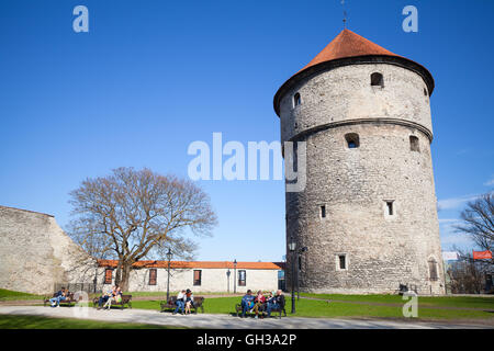 Tallinn, Estland - 1. Mai 2016: Touristen sitzen auf Bänken in der Nähe von Kiek in de Kok, aus dem niederdeutschen bedeutet Peep in die Küche, ist es Stockfoto