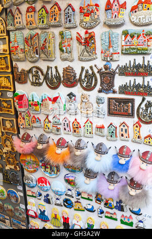 Tallinn, Estland - 1. Mai 2016: Bunte Magnete in alten Tallinn-Souvenir-shop Stockfoto