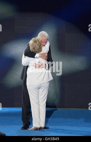 Hillary Clinton umarmt Mann und ehemaligen Präsidenten Bill Clinton nach Annahme die Präsidentschaftskandidatur während des letzten Tages der Democratic National Convention im Wells Fargo Center 28. Juli 2016 in Philadelphia, Pennsylvania. Stockfoto