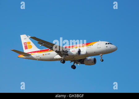 Zürich - 18.Juli: Iberia 319 Landung in Zürich Flughafen nach Interkontinentalflug am 18. Juli 2015 in Zürich, Schweiz. Stockfoto