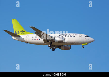 Zürich - 18.Juli: Boeing-737 Air Baltic Landung in Zürich nach Kurzstreckenflug auf 18. Juli 2015 in Zürich, Schweiz. FLORAKO Stockfoto