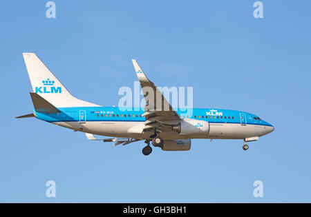 Zürich - 18.Juli: Boeing-737-KLM Landung in Zürich nach Kurzstreckenflug auf 18. Juli 2015 in Zürich, Schweiz. Zürich-Getraenke Stockfoto