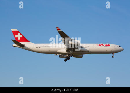 Zürich - 18.Juli: Schweizer a-340 Landung in Zürich Flughafen nach Interkontinentalflug am 18. Juli 2015 in Zürich, Schweiz. Z Stockfoto