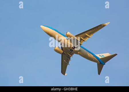 Zürich - 18.Juli: Boeing-737 KLM ausziehen bei Sonnenuntergang aus Zürich nach Kurzstreckenflug auf 18. Juli 2015 in Zürich, Schweiz Stockfoto