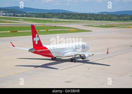 Zürich - 30 Juli: Flugzeuge Vorbereitung nehmen Sie ab im Terminal A des Flughafens Zürich am 30. Juli 2016 in Zürich, Schweiz. Zürich Stockfoto