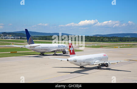 Zürich - 30 Juli: Flugzeuge Vorbereitung nehmen Sie ab im Terminal A des Flughafens Zürich am 30. Juli 2016 in Zürich, Schweiz. Zürich Stockfoto