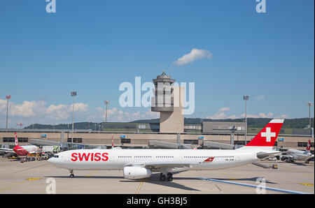 Zürich - 30 Juli: Flugzeuge Vorbereitung nehmen Sie ab im Terminal A des Flughafens Zürich am 30. Juli 2016 in Zürich, Schweiz. Zürich Stockfoto