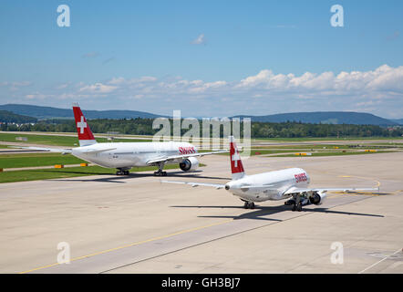 Zürich - 30 Juli: Flugzeuge Vorbereitung nehmen Sie ab im Terminal A des Flughafens Zürich am 30. Juli 2016 in Zürich, Schweiz. Zürich Stockfoto