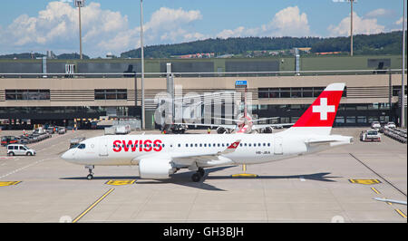 Zürich - 30 Juli: Flugzeuge Vorbereitung nehmen Sie ab im Terminal A des Flughafens Zürich am 30. Juli 2016 in Zürich, Schweiz. Zürich Stockfoto