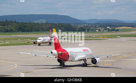 Zürich - 30 Juli: Flugzeuge Vorbereitung nehmen Sie ab im Terminal A des Flughafens Zürich am 30. Juli 2016 in Zürich, Schweiz. Zürich Stockfoto