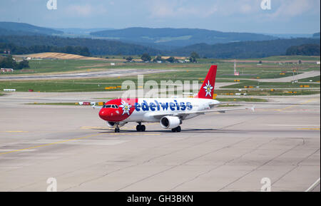 Zürich - 30 Juli: Flugzeuge Vorbereitung nehmen Sie ab im Terminal A des Flughafens Zürich am 30. Juli 2016 in Zürich, Schweiz. Zürich Stockfoto