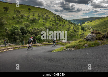 Radfahrer absteigend der berühmte Park Hautausschlag Yorkshire Straße in Kettlewell und die schönen Wharfedale Tal, Yorkshire Dales, Großbritannien Stockfoto