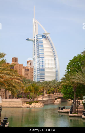 DUBAI, Vereinigte Arabische Emirate - APRIL 27: Das große Segel geformten Burj al Arab Hotel genommen 27. April 2014 in Dubai. Das Hotel gilt als eines der Stockfoto