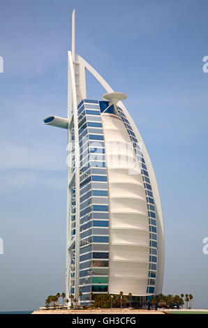 DUBAI, Vereinigte Arabische Emirate - APRIL 27: Das große Segel geformten Burj al Arab Hotel genommen 27. April 2014 in Dubai. Das Hotel gilt als eines der Stockfoto