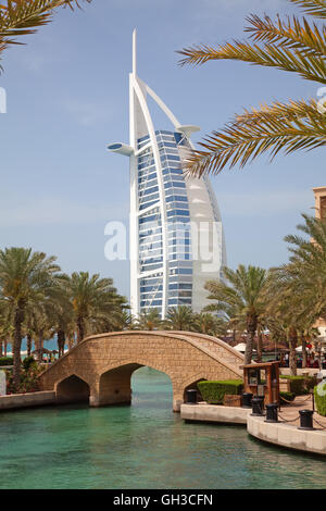 DUBAI, Vereinigte Arabische Emirate - APRIL 27: Das große Segel geformten Burj al Arab Hotel genommen 27. April 2014 in Dubai. Das Hotel gilt als eines der Stockfoto