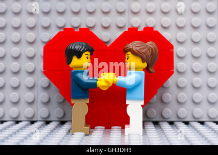 Tambow, Russische Föderation - 3. September 2015 Lego paar stand vor Herz auf Lego graue Grundplatte. Studio gedreht. Stockfoto
