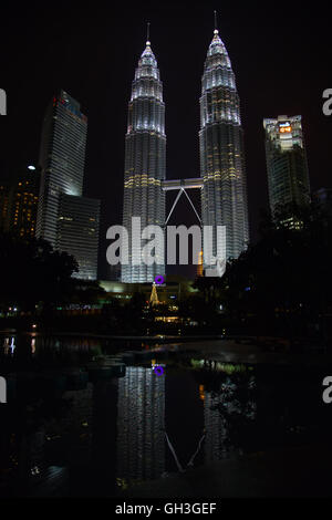 KUALA LUMPUR - NOVEMBER 28: "Petronas Twin towers" am 28. November 2015 in Kuala Lumpur, Malaysia. "Petronas Türme" waren die größten Stockfoto
