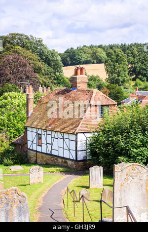 Ziemlich schwarz / weiß Fachwerkhaus neben Str. Marys Kirche, Westerham, einer Stadt in Sevenoaks Bezirk, Kent, im Sommer Stockfoto