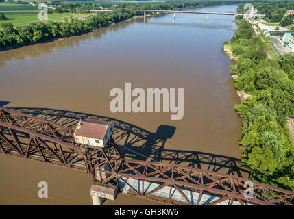 Historische Eisenbahn Katy Brücke über den Missouri River bei Boonville mit einer angehobenen Mittelteil - Luftbild Stockfoto