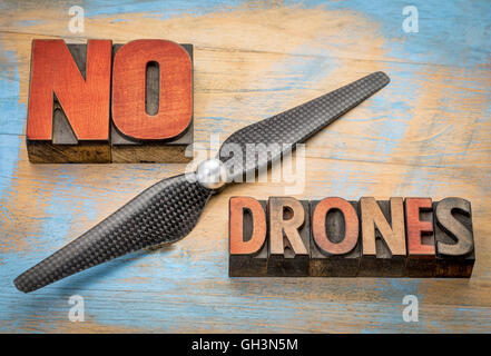 Keine Drohnen Zeichen oder Banner - Zusammenfassung der Wörter in Vintage Buchdruck Holzart Blöcken mit einer Drohne-propeller Stockfoto
