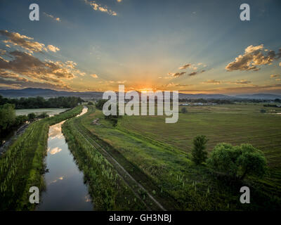 Sonnenuntergang über Rocky Mountains und Ausläufer mit einer Bewässerung Graben - Luftaufnahme, northern Colorado in der Nähe von Loveland Stockfoto