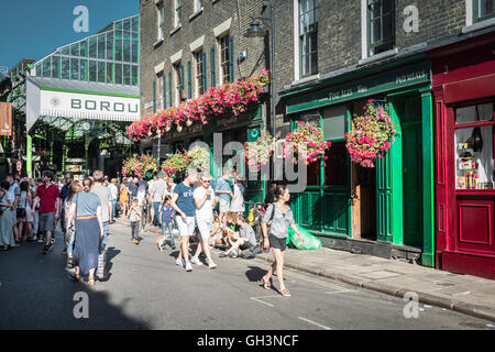 Menschen außerhalb des Market Porter Pub an einem heißen Sommertag in Borough Market, Southwark, London, Großbritannien Stockfoto