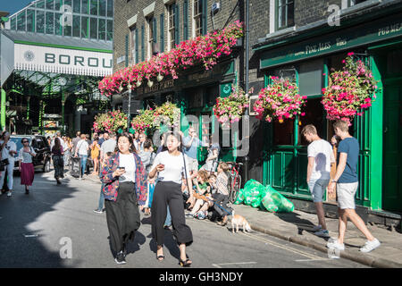 London, England, Vereinigtes Königreich: Menschen vor dem Markt Porter Pub an einem heißen Sommertag im Borough Market, Southwark. Stockfoto