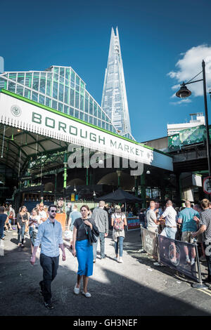 Blick auf The Shard vom berühmten Borough Market in SE London, England, Großbritannien Stockfoto