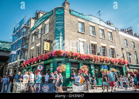 London, England, Vereinigtes Königreich: Menschen vor dem Markt Porter Pub an einem heißen Sommertag im Borough Market, Southwark. Stockfoto