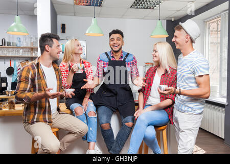 Menschen Freunde trinken, Coffee-Shop mit Barista sitzt am Tresen reden lachen Stockfoto