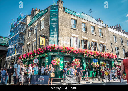 The Market Porter Pub an einem heißen Sommertag in Borough Market, Southwark, London, England, Großbritannien Stockfoto