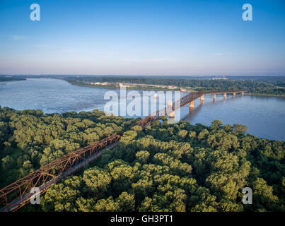 Die alte Kette Felsen Brücke über den Mississippi River in der Nähe von St. Louis - Luftbild aus Illinois Ufer Stockfoto