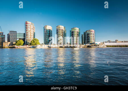 Riverlight Development Apartmentgebäude mit Blick auf die Themse in Nine Elms in Vauxhall, London, Großbritannien Stockfoto