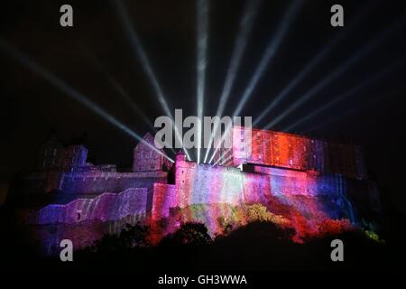 Eine Reihe von Digital animierten Projektionen erfolgt über die westliche Fassade des Edinburgh Castle bei der Standard Life Eröffnungsveranstaltung: Deep Time im Castle Terrace, Edinburgh, Schottland, die markiert den offiziellen Beginn des Edinburgh International Festival 2016. Stockfoto