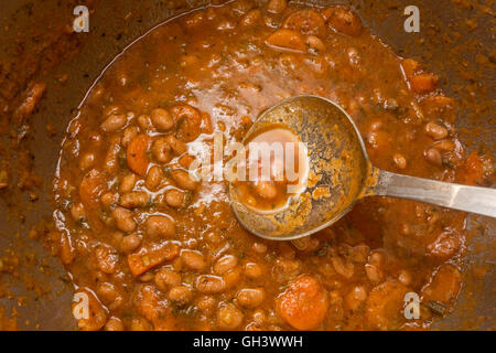Bohnensuppe mit einer Kelle in den pot Stockfoto