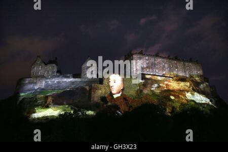 Eine Reihe von Digital animierten Projektionen erfolgt über die westliche Fassade des Edinburgh Castle bei der Standard Life Eröffnungsveranstaltung: Deep Time im Castle Terrace, Edinburgh, Schottland, die markiert den offiziellen Beginn des Edinburgh International Festival 2016. Stockfoto