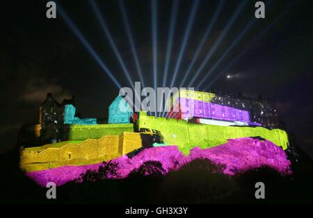 Eine Reihe von Digital animierten Projektionen erfolgt über die westliche Fassade des Edinburgh Castle bei der Standard Life Eröffnungsveranstaltung: Deep Time im Castle Terrace, Edinburgh, Schottland, die markiert den offiziellen Beginn des Edinburgh International Festival 2016. Stockfoto