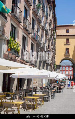 Terrassenbars entlang der Torbogen des Plaza Mayor in Madrid, Spanien Stockfoto