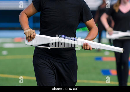 Marching Band-Mitglied mit Color Guard Gewehr Stockfoto