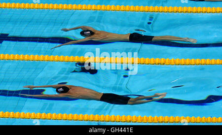 Michael Phelps und Vereinigten Staaten Teamkollege Ryan Lochte konkurrieren im Halbfinale der 200-Meter-Lagenschwimmen während der Stockfoto