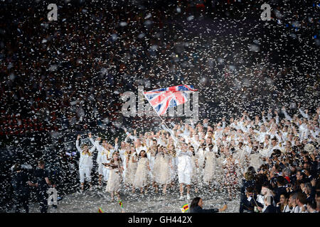 Great Britain Team Eintritt in das Olympia-Stadion während der Eröffnungsfeier der Olympischen Spiele in London. Stockfoto