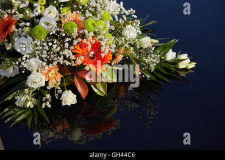 Das Hochzeitsauto geschmückt mit Blumen Stockfoto